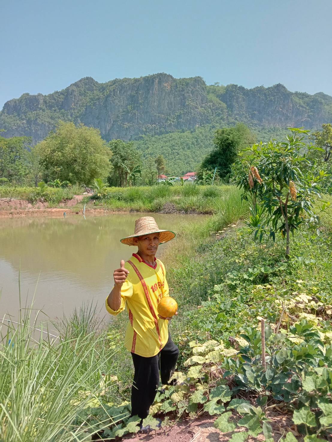 พช.ขอนแก่น : อำเภอภูผาม่าน ลงพื้นที่ติดตามประเมินศักยภาพครัวเรือนต้นแบบ โครงการพัฒนาหมู่บ้านเศรษฐกิจพอเพียง ในการปรับพื้นที่ รููปแบบ โคก หนอง นา พช.