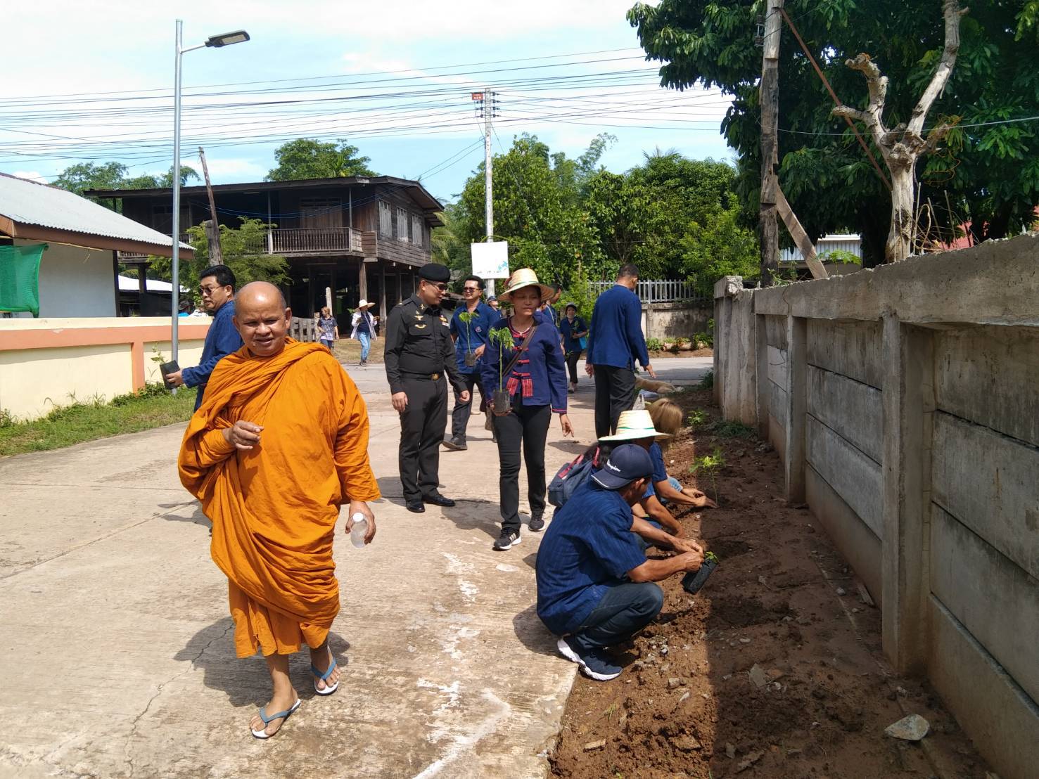 พช.ขอนแก่น : อำเภอภูผาม่าน จัดกิจกรรโครงการ 1 หมู่บ้าน 1 ทางนี้มีผลผู้คนรักกันเฉลิมพระเกียรติสมเด็จพระเจ้าพี่นางเธอเจ้าฟ้ากัลยาณิวัฒนากรมหลวงนราธิวาสราชนครินทร์เนื่องในโอกาสเฉลิมฉลองวาระครบรอบ 100 ปีวันประสูติ (6 พฤษภาคม 2566)
