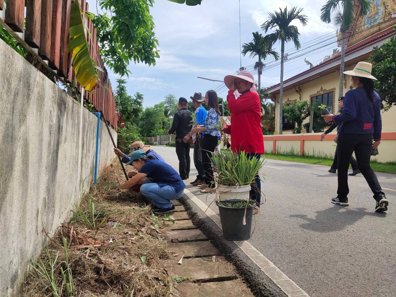 พช.ขอนแก่น : อำเภอภูผาม่าน จัดกิจกรรโครงการ 1 หมู่บ้าน 1 ทางนี้มีผลผู้คนรักกันเฉลิมพระเกียรติสมเด็จพระเจ้าพี่นางเธอเจ้าฟ้ากัลยาณิวัฒนากรมหลวงนราธิวาสราชนครินทร์เนื่องในโอกาสเฉลิมฉลองวาระครบรอบ 100 ปีวันประสูติ (6 พฤษภาคม 2566)