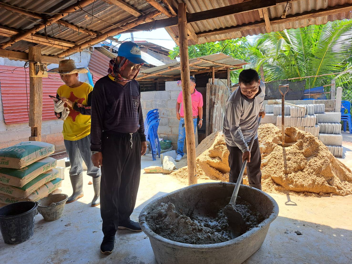 พช.ขอนแก่น : อำเภอชุมแพ ร่วมจิตอาสาปรับปรุงบ้านครัวเรือนยากจนตามเป้าหมายการขับเคลื่อนการขจัดความยากจน “โครงการ สานสัมพันธ์ไทย-จีน สู่การพัฒนาคุณภาพชีวิตอย่างยั่งยืน”
