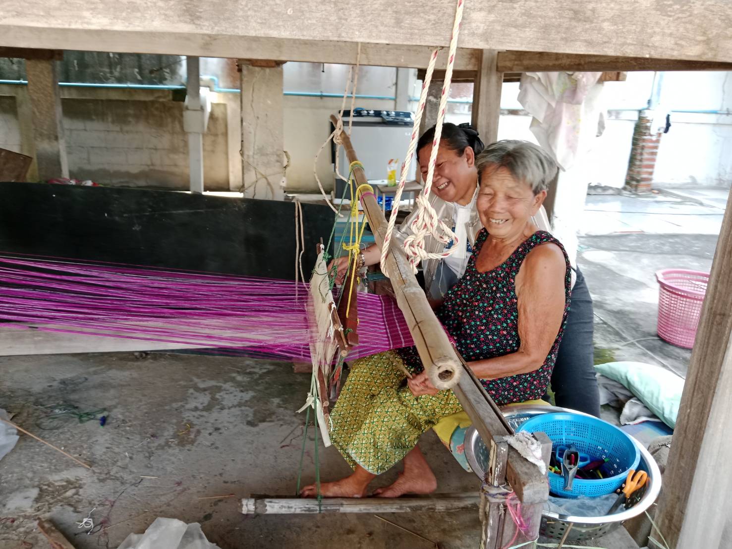 พช.ขอนแก่น : อำเภอบ้านแฮด ลงพื้นที่เยี่ยมกลุ่มทอผ้าพื้นเมืองบ้านสว่างพัฒนา ต.หนองแซง
