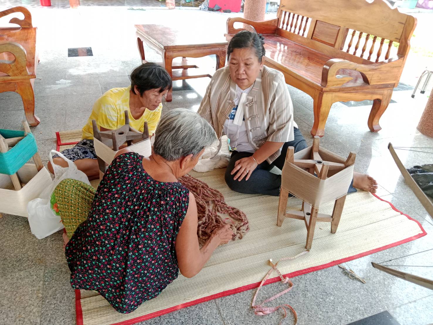 พช.ขอนแก่น : อำเภอบ้านแฮด ลงพื้นที่เยี่ยมกลุ่มทอผ้าพื้นเมืองบ้านสว่างพัฒนา ต.หนองแซง
