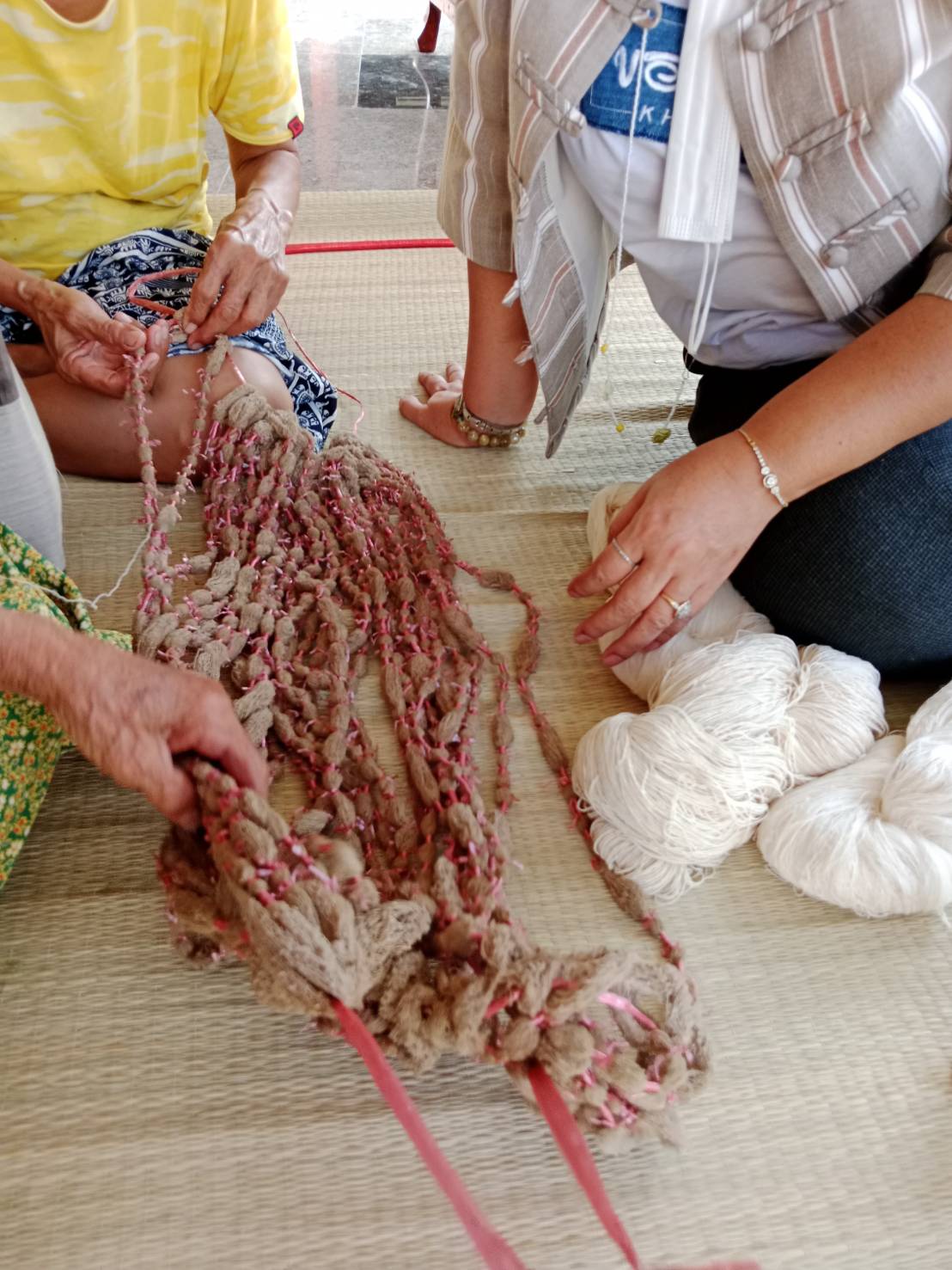 พช.ขอนแก่น : อำเภอบ้านแฮด ลงพื้นที่เยี่ยมกลุ่มทอผ้าพื้นเมืองบ้านสว่างพัฒนา ต.หนองแซง