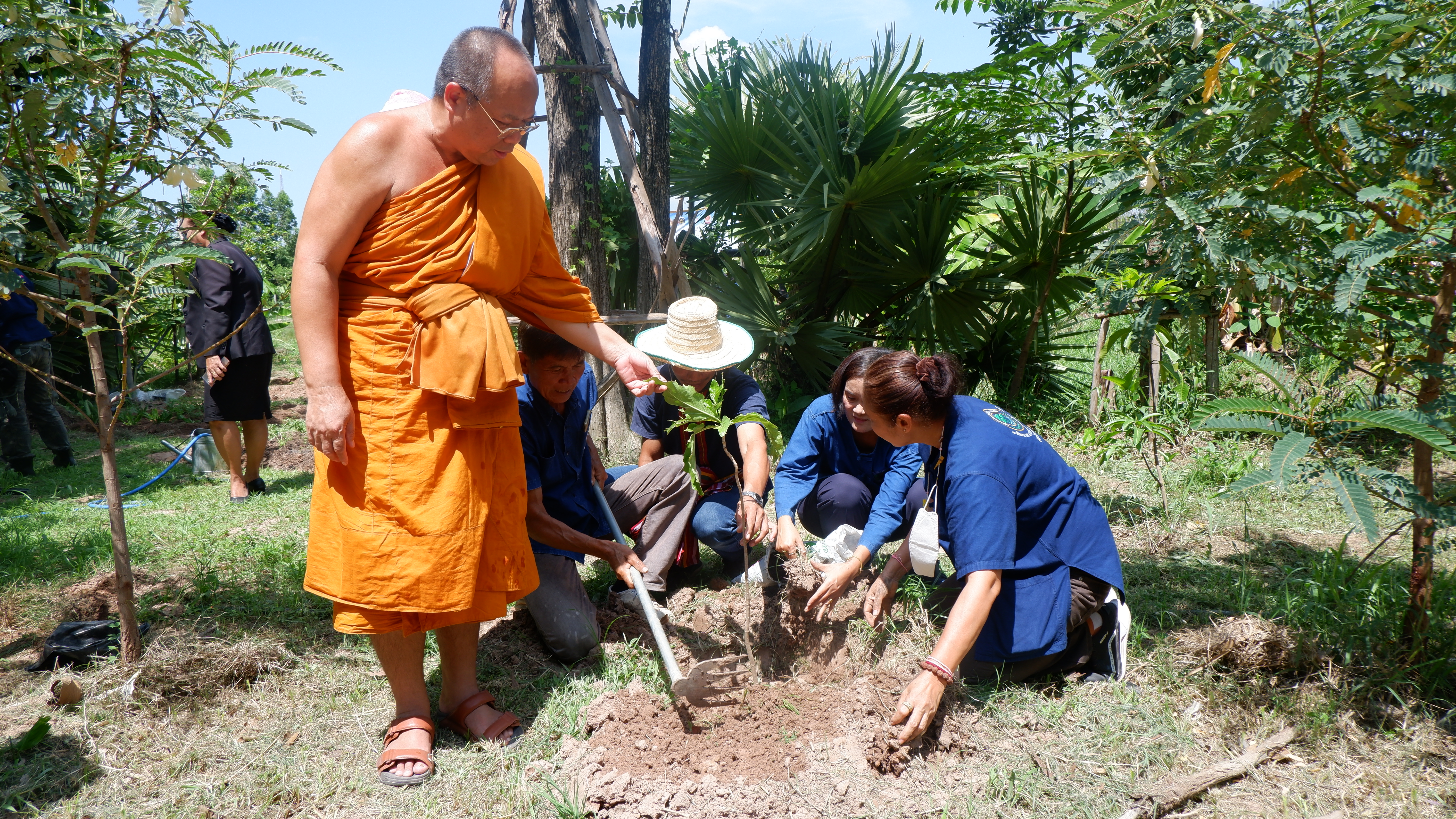 ? พช.ขอนแก่น : อำเภอเมืองขอนแก่น ดำเนินงานขับเคลื่อนโครงการวัด ประชา รัฐ สร้างสุข ระดับปฏิบัติการเชิงพื้นที่ “กิจกรรมการปลูกผักสวนครัว เพื่อสร้างความมั่นคงทางอาหาร”