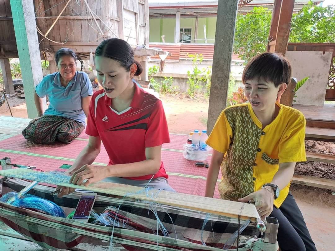 พช.ขอนแก่น :อำเภอพล ลงพื้นที่ติดตามการดำเนินงานกลุ่มทอผ้าบ้านหนองมนหมู่ที่ 5 ตำบลโคกสง่า
