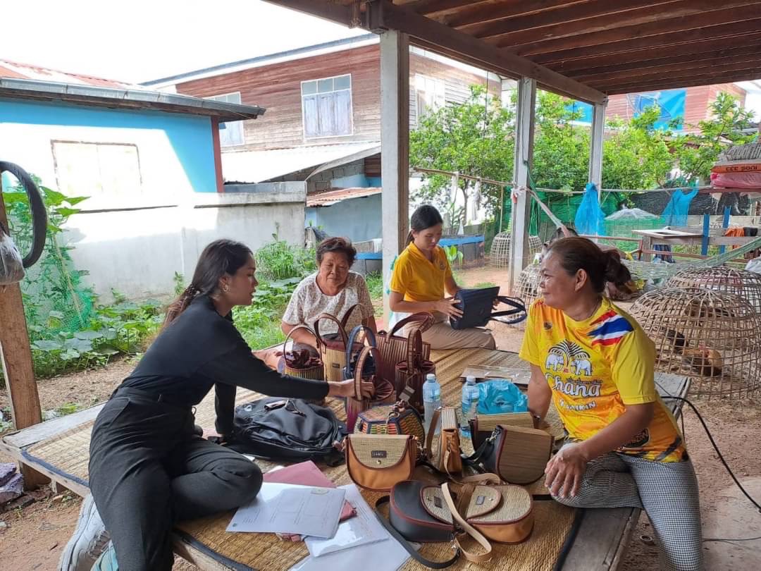 พช.ขอนแก่น : อำเภอพล ติดตามการดำเนินงานกลุ่มผลิตภัณฑ์ชุมชน (OTOP) ในพื้นที่