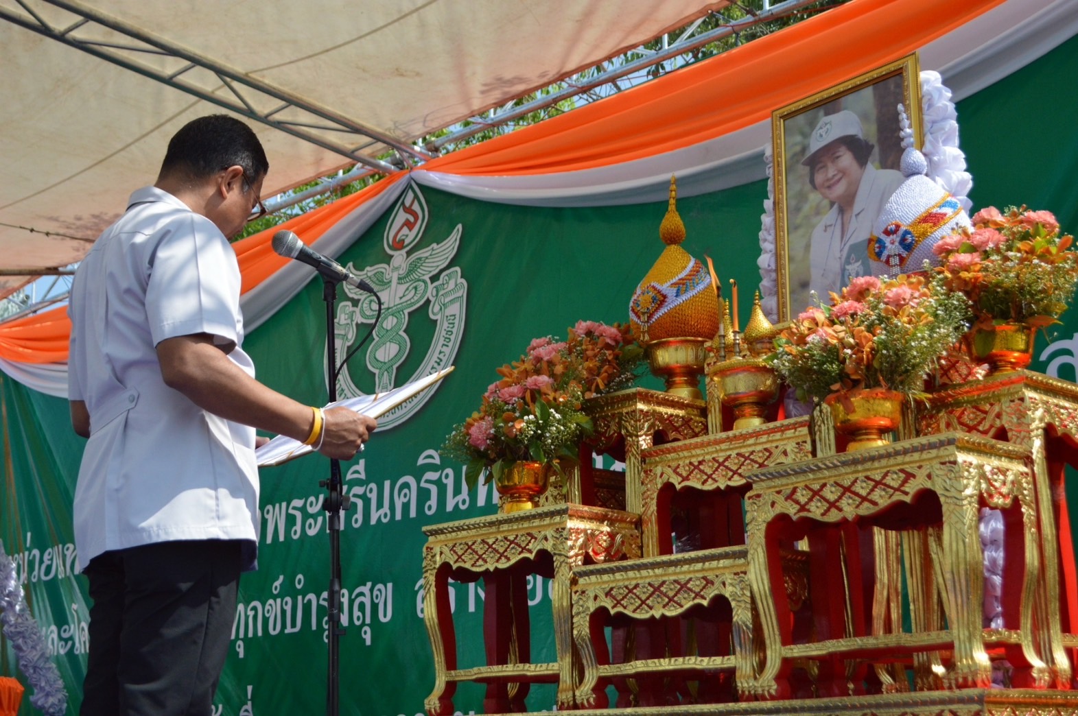 ? พช.ขอนแก่น : ร่วมงานเปิดการปฏิบัติงานหน่วยแพทย์เคลื่อนที่ พอ.สว.และโครงการหน่วยบำบัดทุกข์ บำรุงสุข สร้างรอยยิ้มให้กับประชาชน อ.ชุมแพ