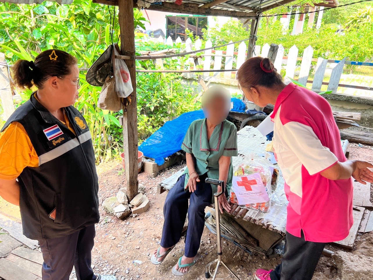 พช.ขอนแก่น : อำเภอชุมแพ ลงพื้นที่สำรวจ ตรวจเยี่ยมและให้กำลังใจ ครัวเรือนตกเกณฑ์ มิติด้านที่อยู่อาศัย ตำบลชุมแพ