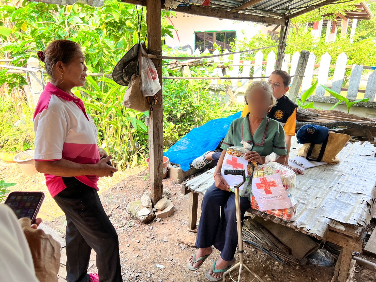 พช.ขอนแก่น : อำเภอชุมแพ ลงพื้นที่สำรวจ ตรวจเยี่ยมและให้กำลังใจ ครัวเรือนตกเกณฑ์ มิติด้านที่อยู่อาศัย ตำบลชุมแพ