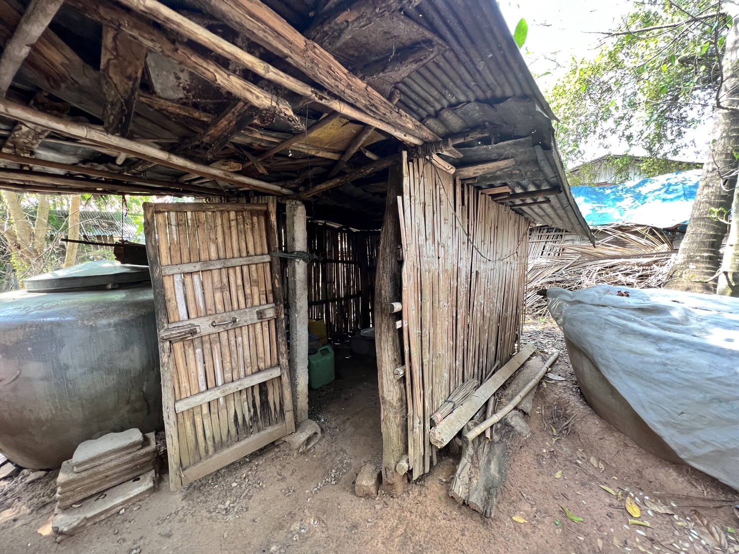 พช.ขอนแก่น : อำเภอชุมแพ ลงพื้นที่สำรวจ ตรวจเยี่ยมและให้กำลังใจ ครัวเรือนตกเกณฑ์ มิติด้านที่อยู่อาศัย ตำบลชุมแพ