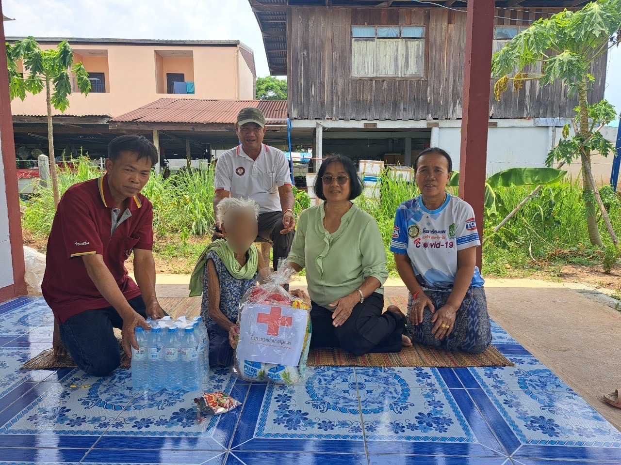 พช.ขอนแก่น : อำเภอชุมแพ ลงพื้นที่ติดตาม ให้กำลังใจ ครัวเรือนยากจนตกเกณฑ์ ตำบลโนนสะอาด
