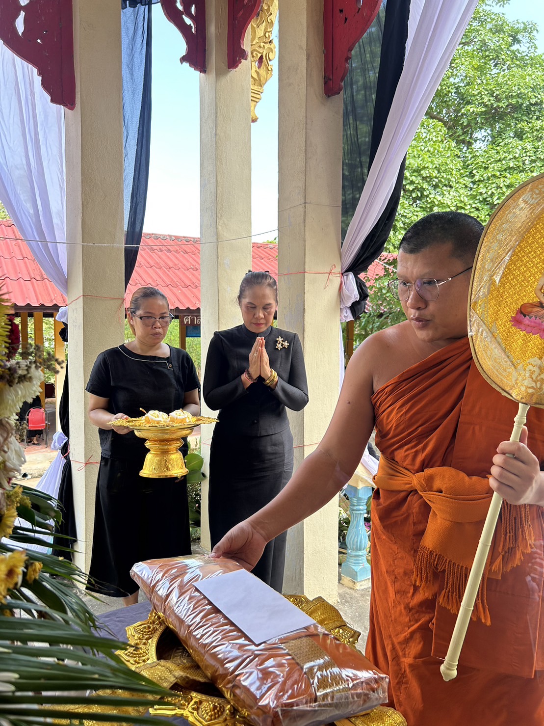 ? พช.ขอนแก่น : ร่วมงานฌาปนกิจศพ นางพิมพา ศรีคันธะรักษ์ มารดาของนางสาวศิริพร กาวะโล นักจัดการงานทั่วไป สพจ.ขอนแก่น