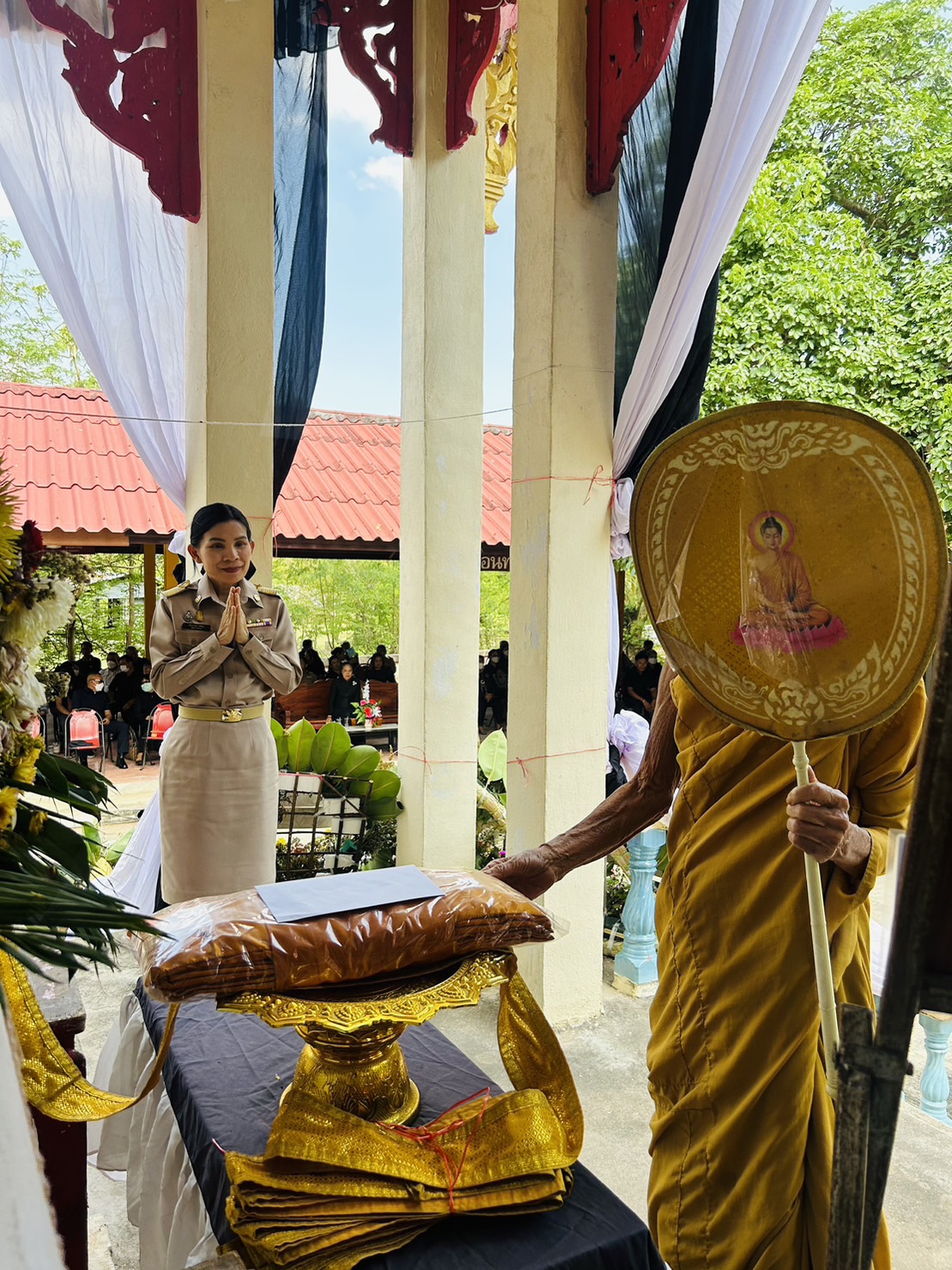 ? พช.ขอนแก่น : ร่วมงานฌาปนกิจศพ นางพิมพา ศรีคันธะรักษ์ มารดาของนางสาวศิริพร กาวะโล นักจัดการงานทั่วไป สพจ.ขอนแก่น