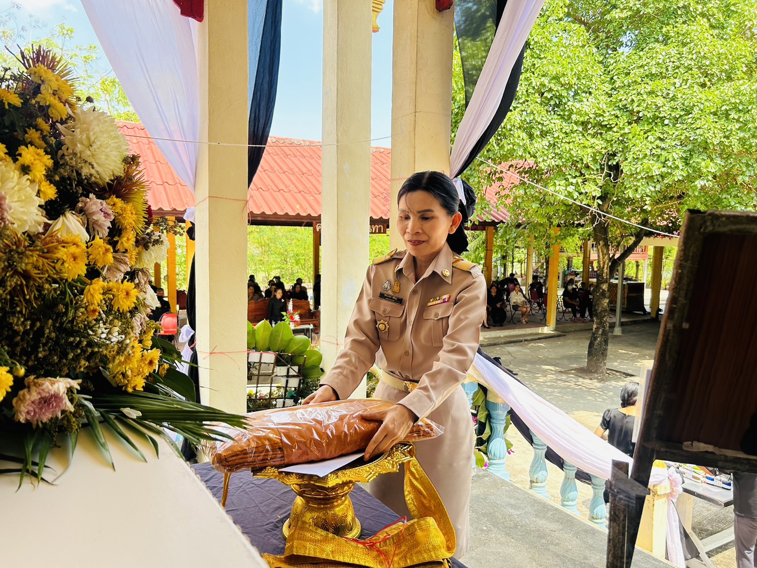 ? พช.ขอนแก่น : ร่วมงานฌาปนกิจศพ นางพิมพา ศรีคันธะรักษ์ มารดาของนางสาวศิริพร กาวะโล นักจัดการงานทั่วไป สพจ.ขอนแก่น