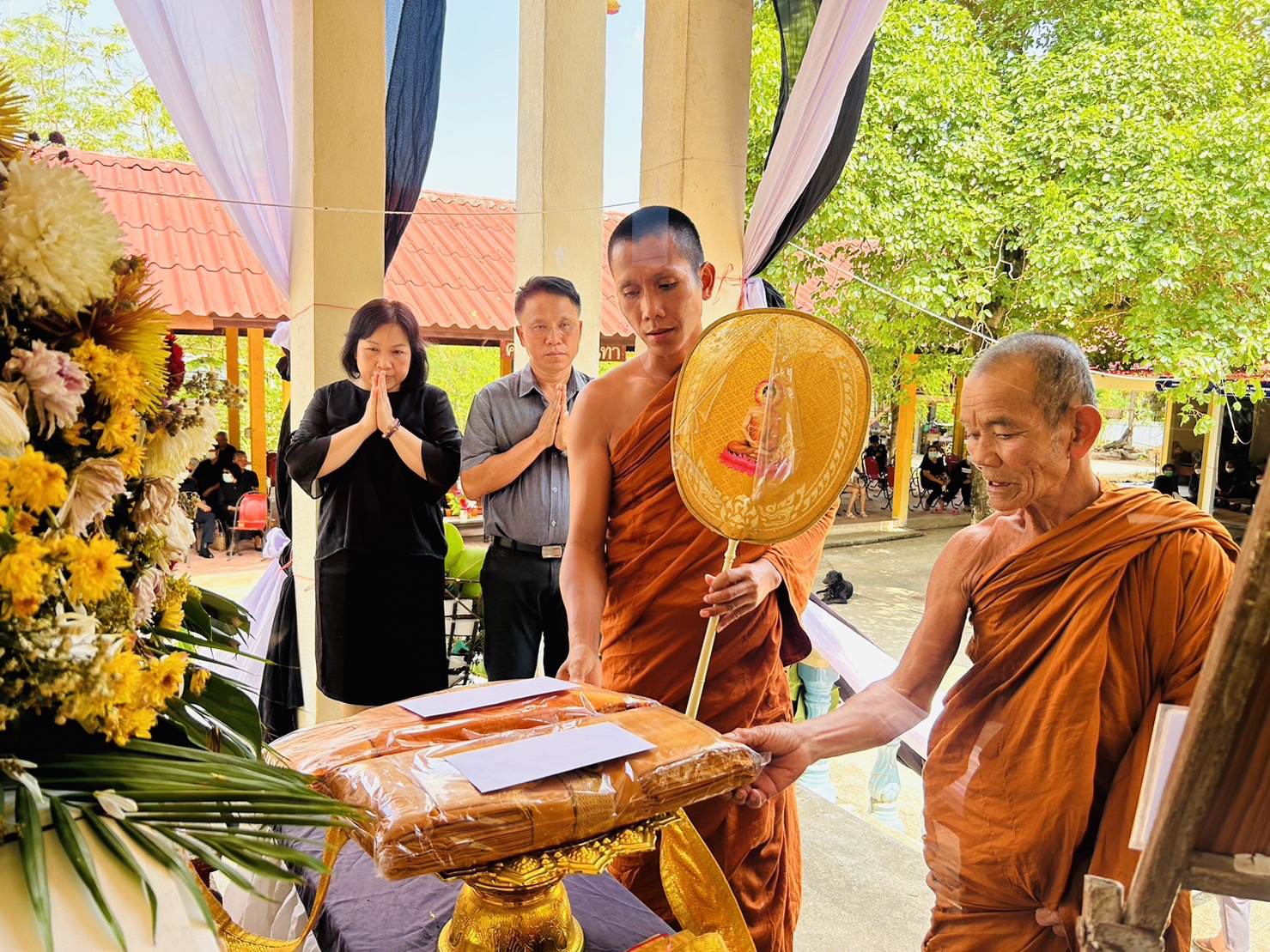 ? พช.ขอนแก่น : ร่วมงานฌาปนกิจศพ นางพิมพา ศรีคันธะรักษ์ มารดาของนางสาวศิริพร กาวะโล นักจัดการงานทั่วไป สพจ.ขอนแก่น