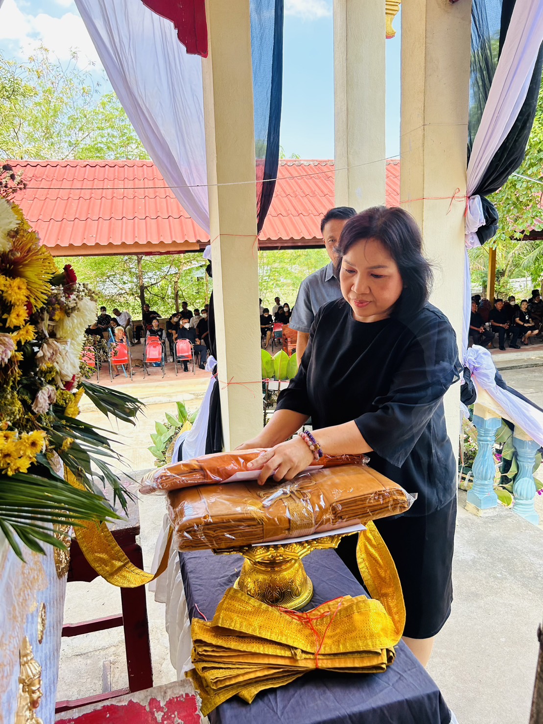 ? พช.ขอนแก่น : ร่วมงานฌาปนกิจศพ นางพิมพา ศรีคันธะรักษ์ มารดาของนางสาวศิริพร กาวะโล นักจัดการงานทั่วไป สพจ.ขอนแก่น