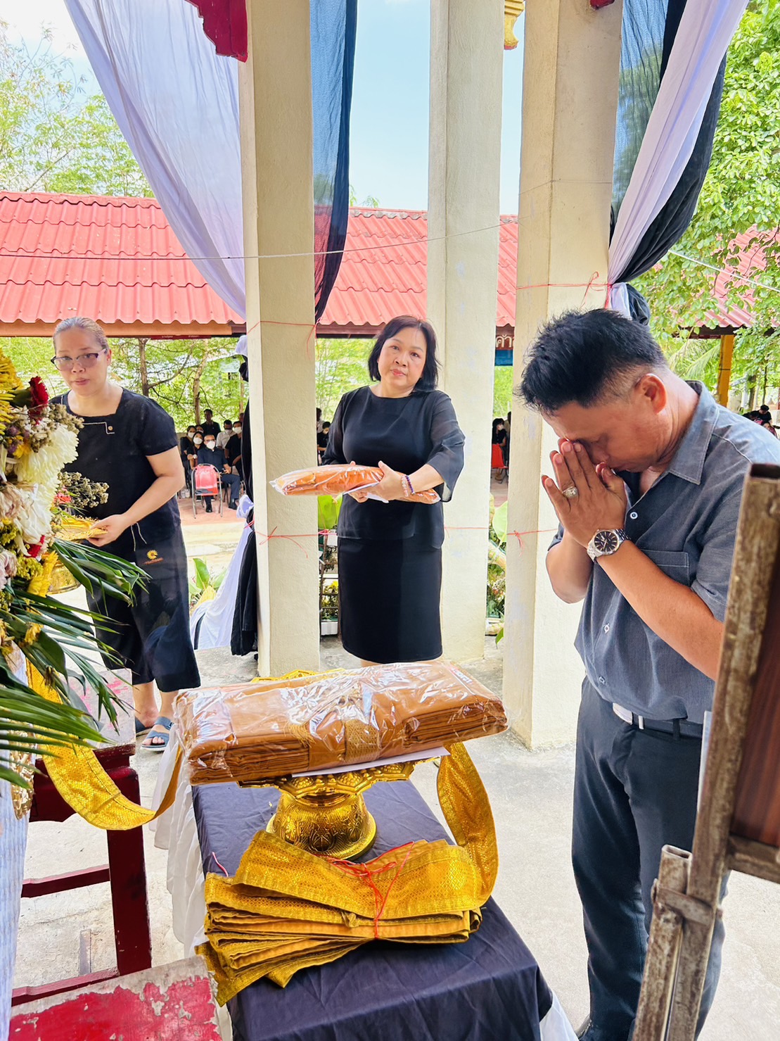 ? พช.ขอนแก่น : ร่วมงานฌาปนกิจศพ นางพิมพา ศรีคันธะรักษ์ มารดาของนางสาวศิริพร กาวะโล นักจัดการงานทั่วไป สพจ.ขอนแก่น