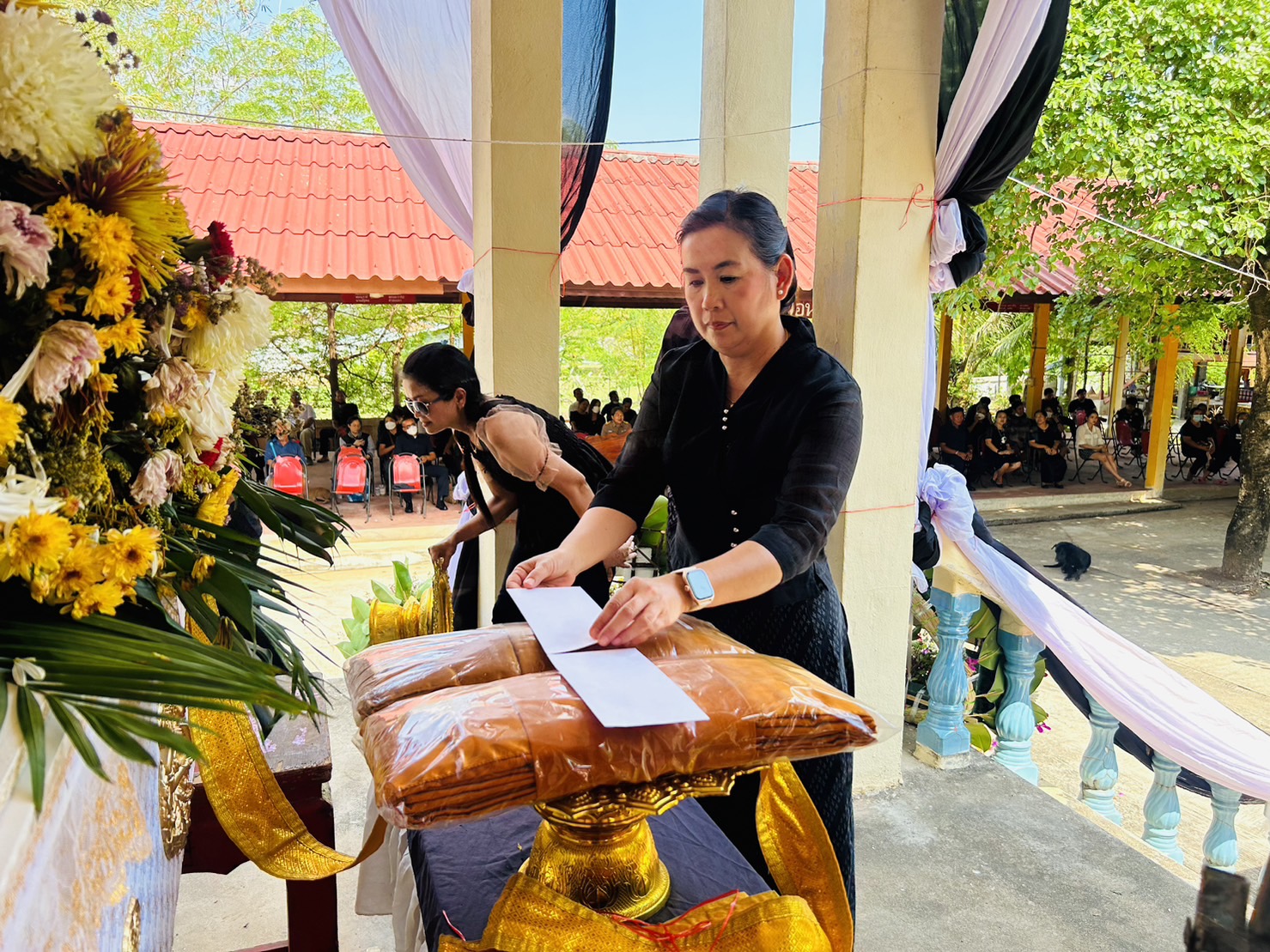 ? พช.ขอนแก่น : ร่วมงานฌาปนกิจศพ นางพิมพา ศรีคันธะรักษ์ มารดาของนางสาวศิริพร กาวะโล นักจัดการงานทั่วไป สพจ.ขอนแก่น