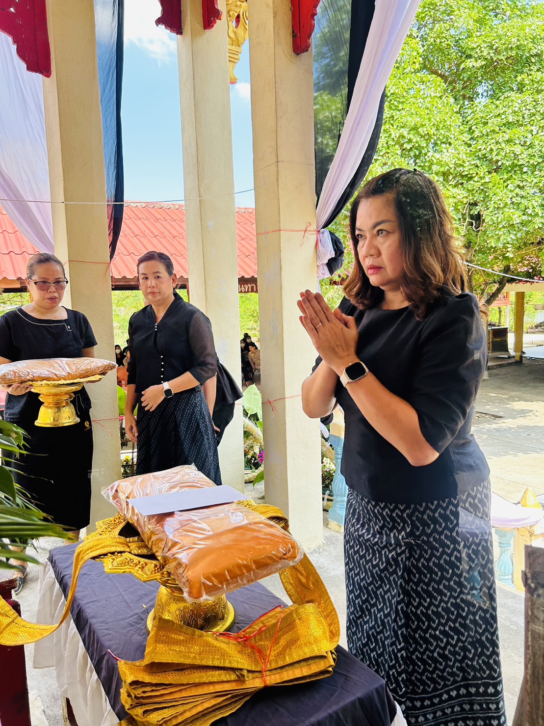 ? พช.ขอนแก่น : ร่วมงานฌาปนกิจศพ นางพิมพา ศรีคันธะรักษ์ มารดาของนางสาวศิริพร กาวะโล นักจัดการงานทั่วไป สพจ.ขอนแก่น