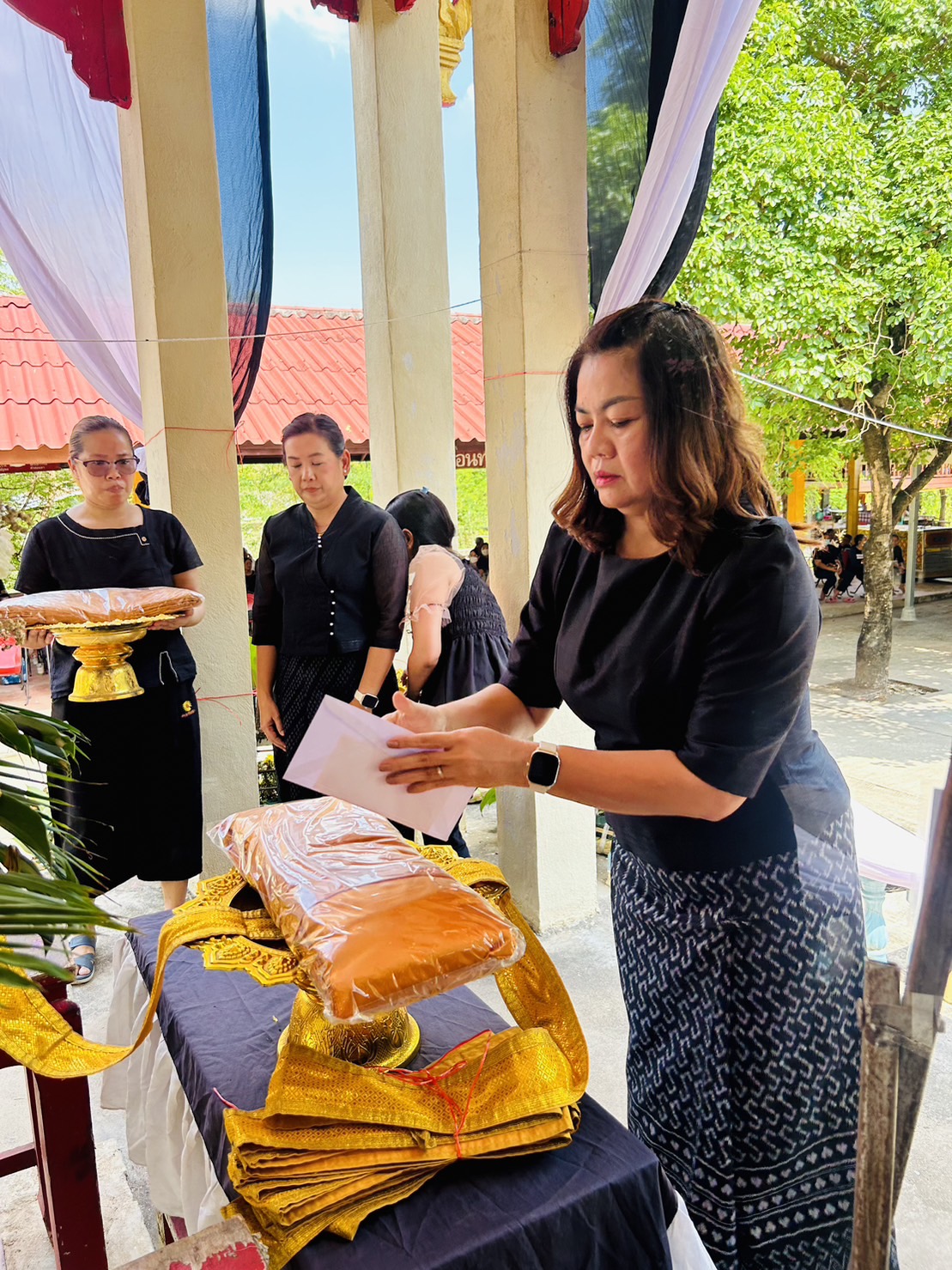 ? พช.ขอนแก่น : ร่วมงานฌาปนกิจศพ นางพิมพา ศรีคันธะรักษ์ มารดาของนางสาวศิริพร กาวะโล นักจัดการงานทั่วไป สพจ.ขอนแก่น