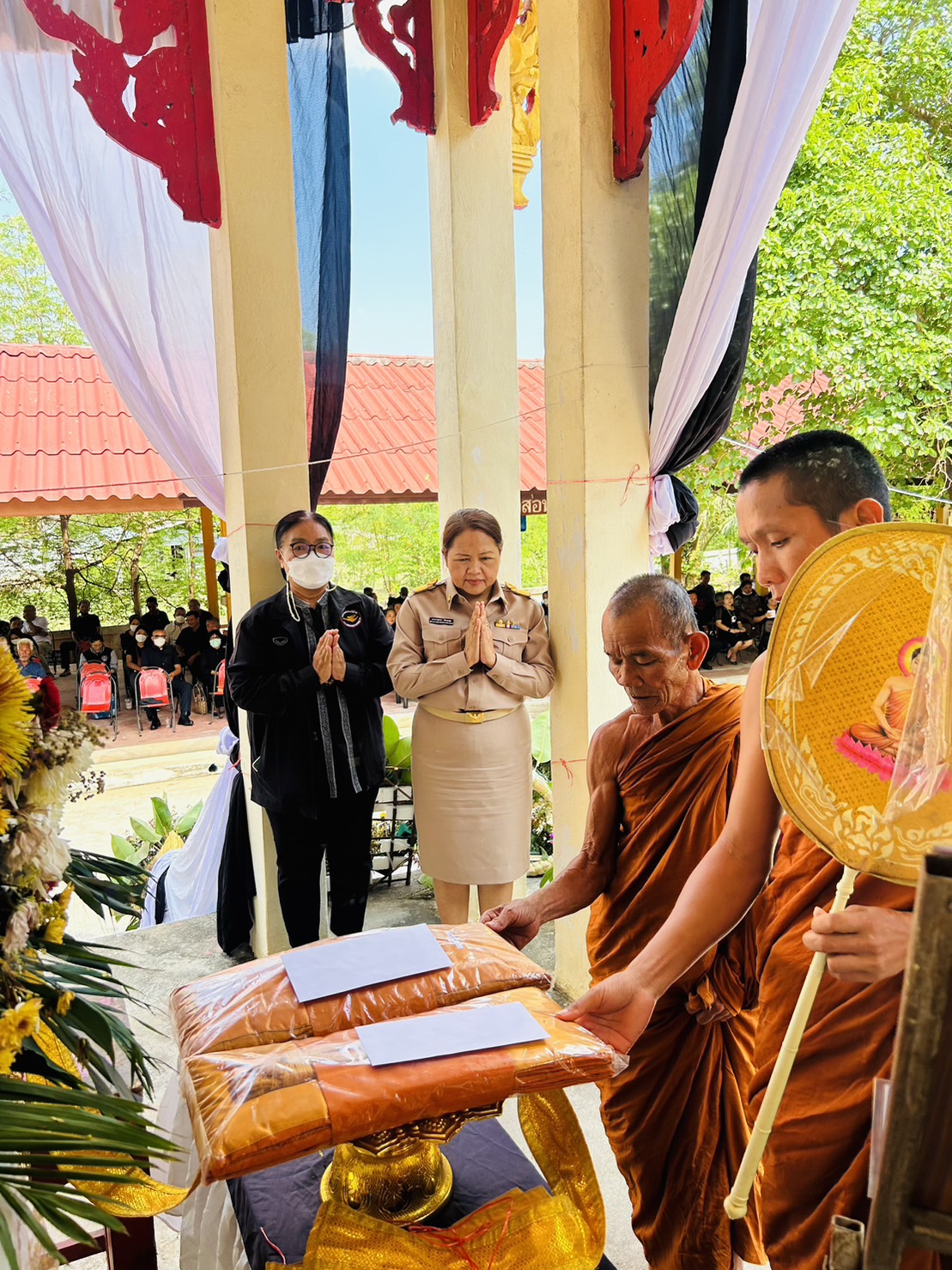 ? พช.ขอนแก่น : ร่วมงานฌาปนกิจศพ นางพิมพา ศรีคันธะรักษ์ มารดาของนางสาวศิริพร กาวะโล นักจัดการงานทั่วไป สพจ.ขอนแก่น