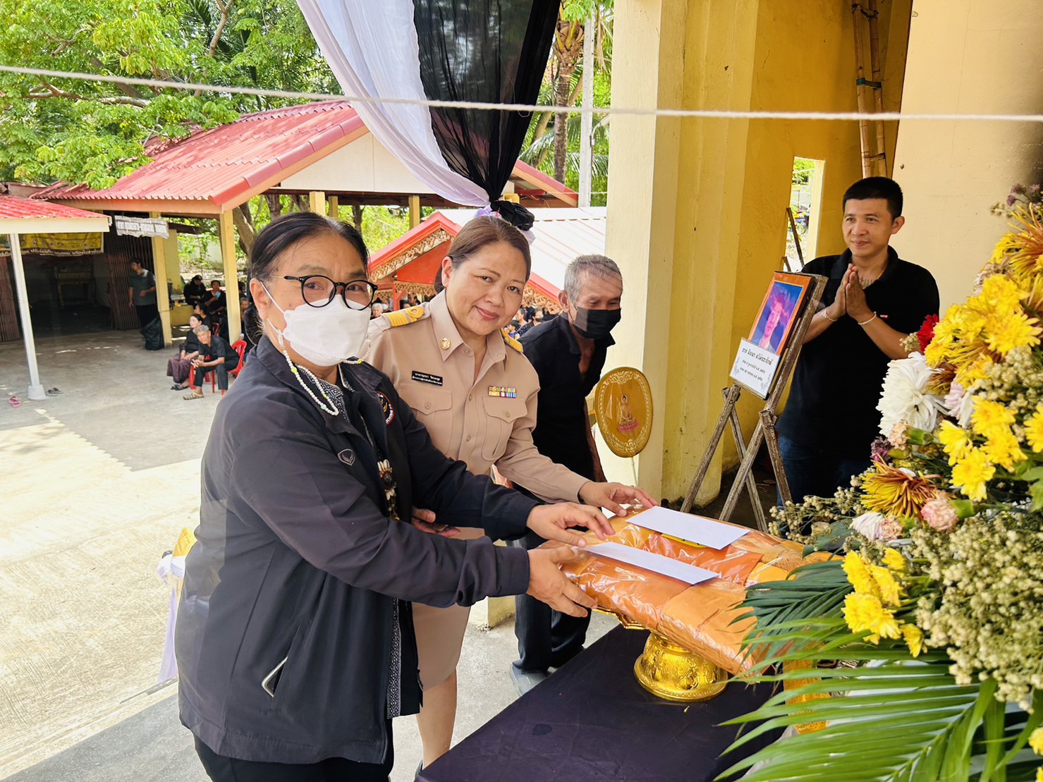 ? พช.ขอนแก่น : ร่วมงานฌาปนกิจศพ นางพิมพา ศรีคันธะรักษ์ มารดาของนางสาวศิริพร กาวะโล นักจัดการงานทั่วไป สพจ.ขอนแก่น