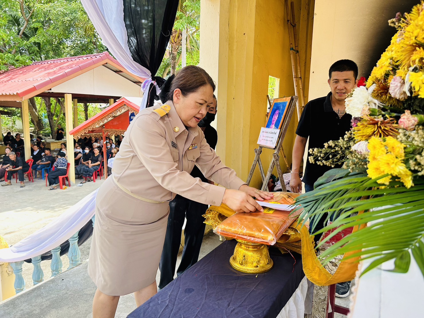 ? พช.ขอนแก่น : ร่วมงานฌาปนกิจศพ นางพิมพา ศรีคันธะรักษ์ มารดาของนางสาวศิริพร กาวะโล นักจัดการงานทั่วไป สพจ.ขอนแก่น