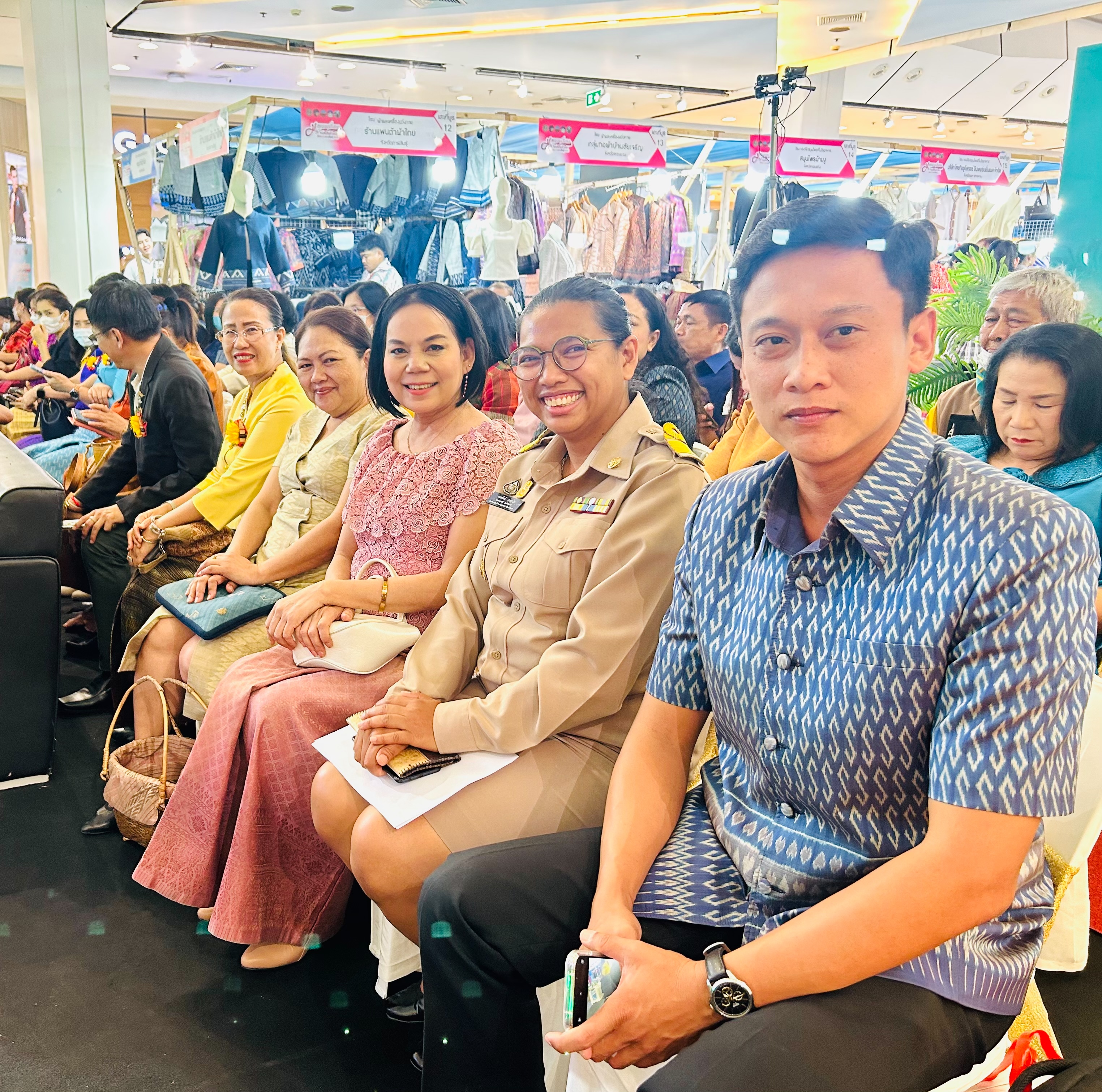 ? พช.ขอนแก่น : ร่วมงานพาณิชย์จังหวัดมหาสารคาม จัดงานมหกรรมสิ่งทอและของดีสินค้าเด่น ร้อยแก่นสารสินธุ์ 2566