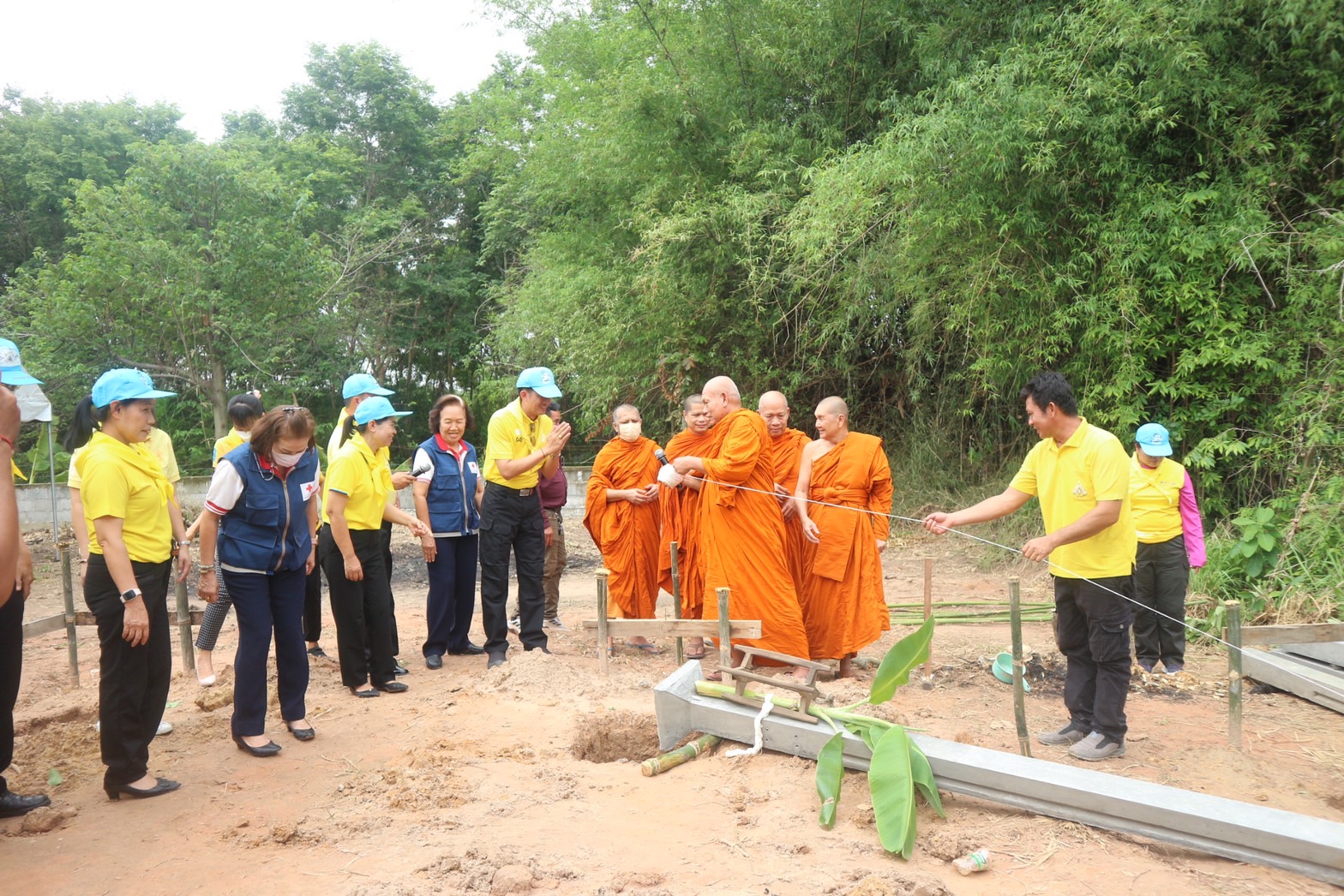 ? พช.ขอนแก่น : อำเภอน้ำพอง ทำพิธียกเสาเอก-เสาโท สร้างบ้านให้แก่ ครัวเรือนยากจนต้นแบบ  (Best practice)