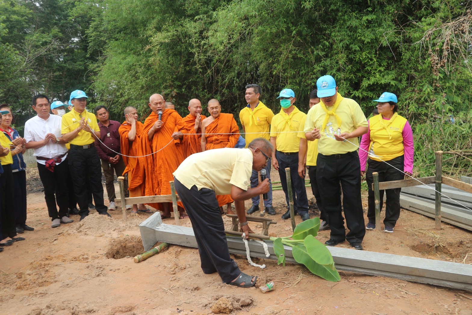 ? พช.ขอนแก่น : อำเภอน้ำพอง ทำพิธียกเสาเอก-เสาโท สร้างบ้านให้แก่ ครัวเรือนยากจนต้นแบบ  (Best practice)