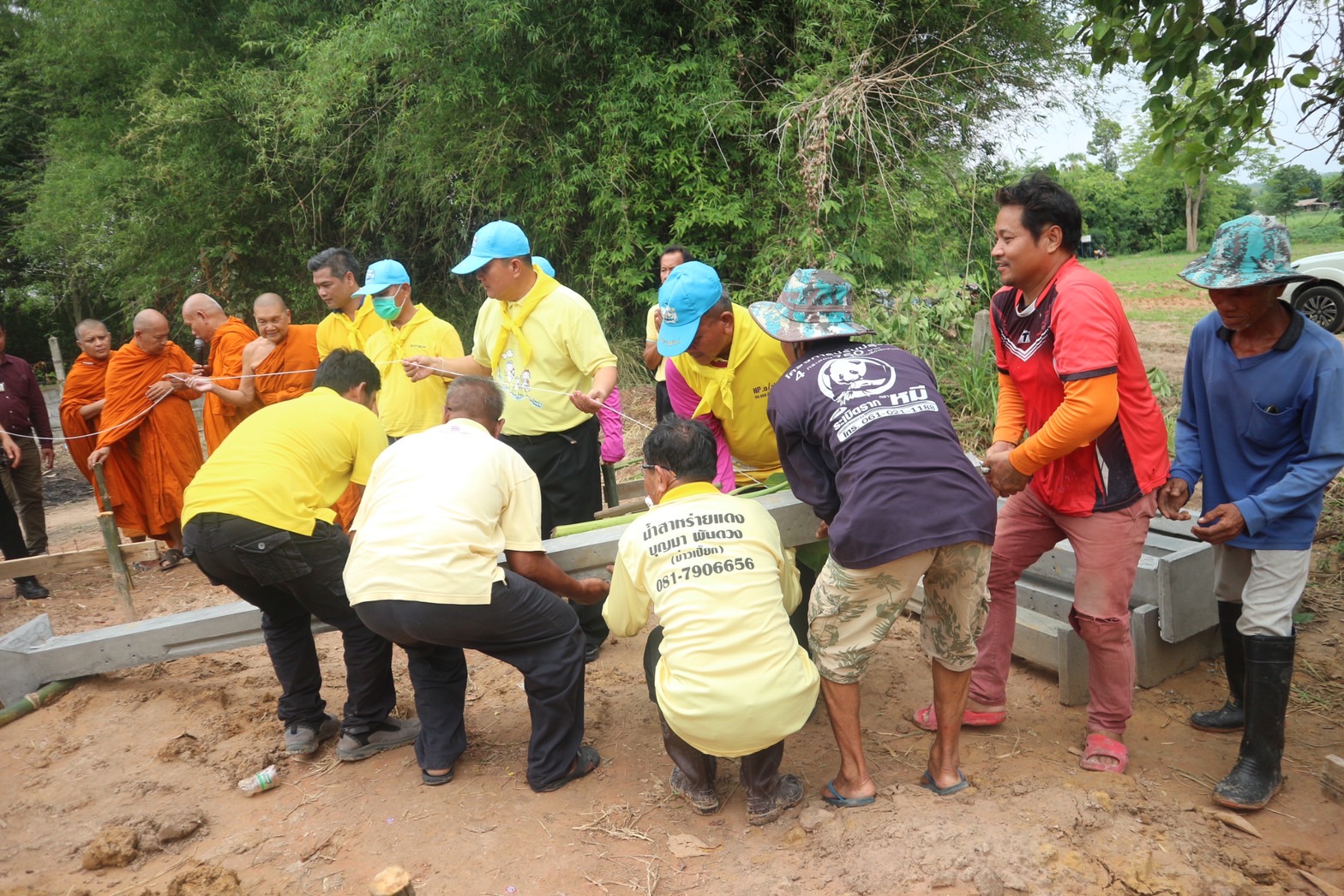 ? พช.ขอนแก่น : อำเภอน้ำพอง ทำพิธียกเสาเอก-เสาโท สร้างบ้านให้แก่ ครัวเรือนยากจนต้นแบบ  (Best practice)