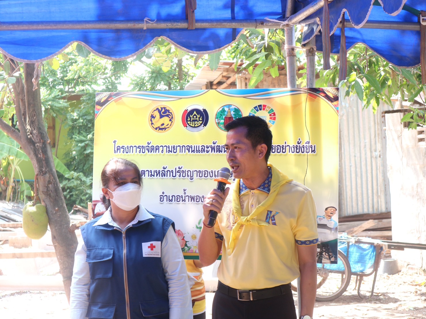 พช.ขอนแก่น : อำเภอน้ำพอง ทำพิธียกเสาเอก-เสาโท ม.14 ต.สะอาด ครัวเรือนยากจนต้นแบบ (Best practice)