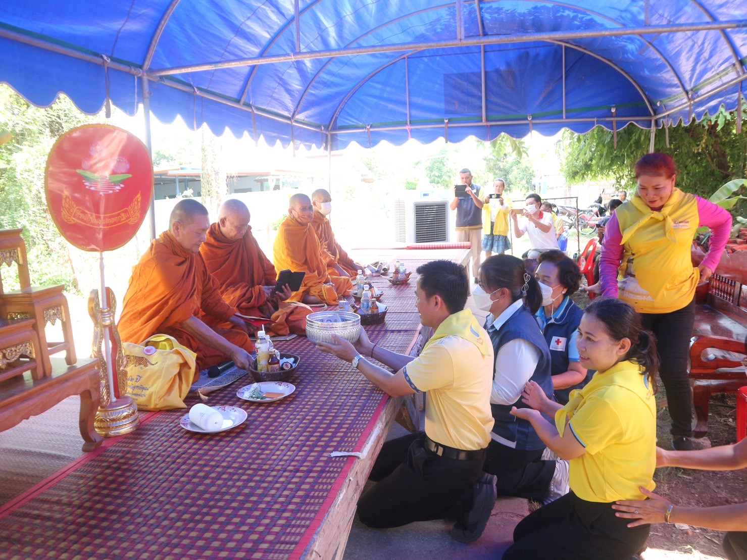 พช.ขอนแก่น : อำเภอน้ำพอง ทำพิธียกเสาเอก-เสาโท ม.14 ต.สะอาด ครัวเรือนยากจนต้นแบบ (Best practice)