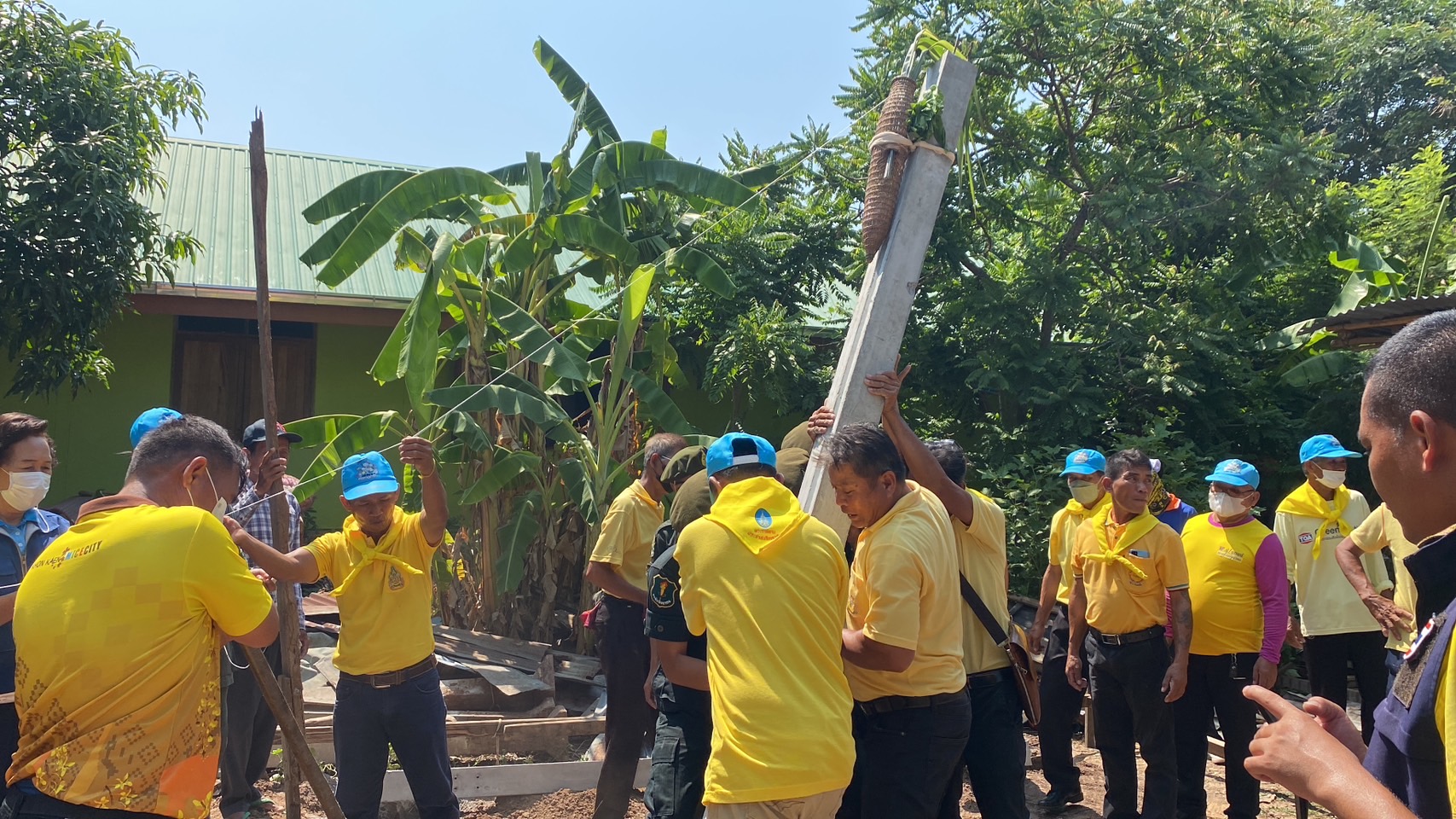 พช.ขอนแก่น : อำเภอน้ำพอง ทำพิธียกเสาเอก-เสาโท ม.14 ต.สะอาด ครัวเรือนยากจนต้นแบบ (Best practice)