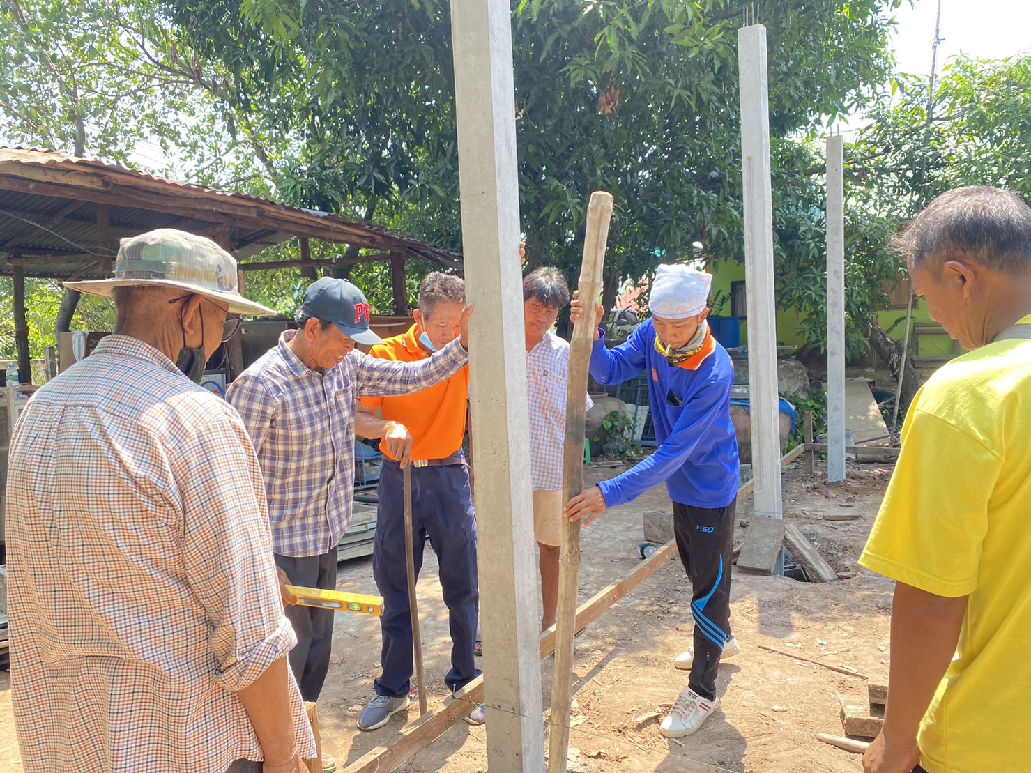 พช.ขอนแก่น : อำเภอน้ำพอง ทำพิธียกเสาเอก-เสาโท ม.14 ต.สะอาด ครัวเรือนยากจนต้นแบบ (Best practice)