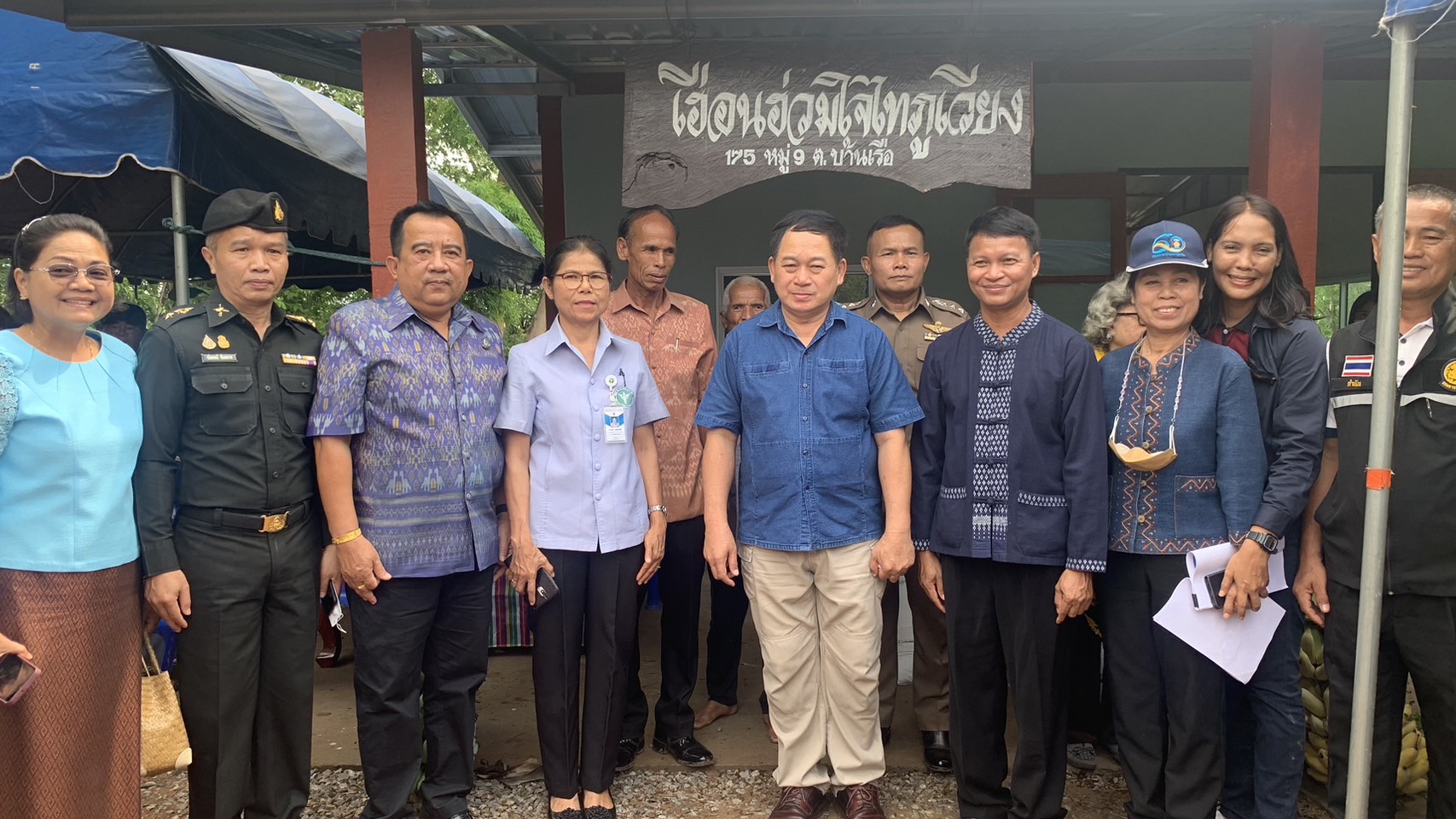 ?จังหวัดขอนแก่น : อำเภอภูเวียง ส่งมอบบ้านให้กับครัวเรือนยากจนเป้าหมาย TPMAP ตามนโยบายการขับเคลื่อนการขจัดความยากจนและพัฒนาคนทุกช่วงวัยอย่างยั่งยืน ตามหลักปรัชญาเศรษฐกิจพอเพียง จังหวัดขอนแก่น
