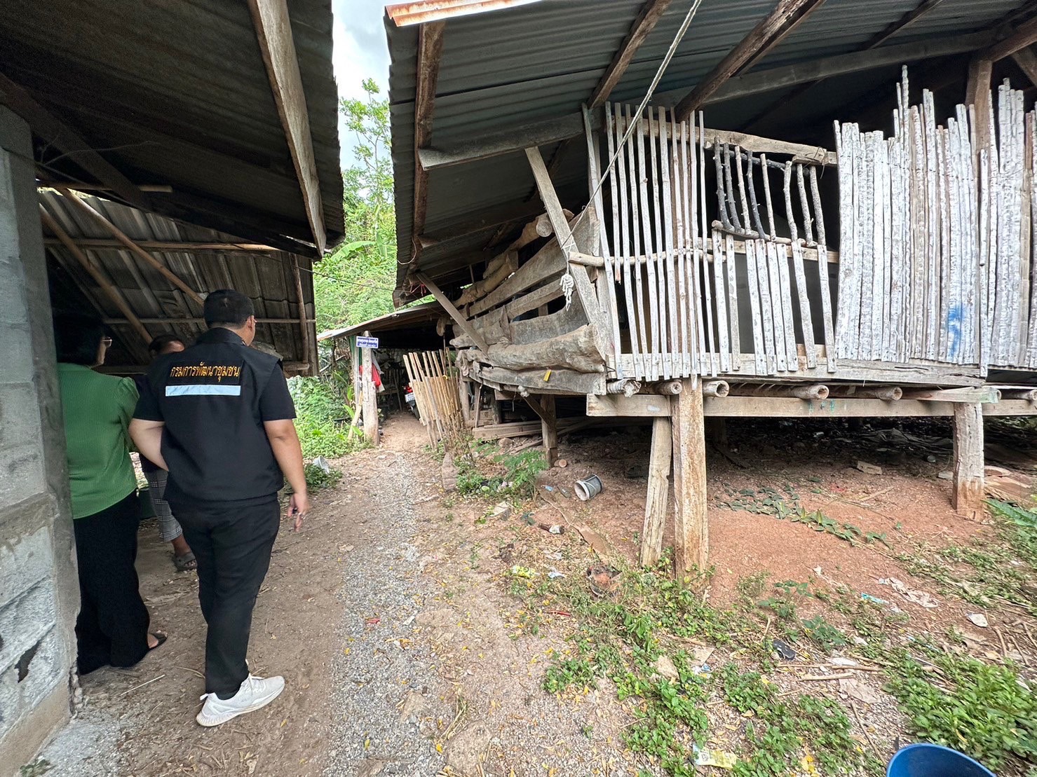 พช.ขอนแก่น : ศจพ.อ.ชุมแพ ลงพื้นที่สำรวจ ครัวเรือนยากจน มิติด้านที่อยู่อาศัย ตามแนวทางการขจัดความยากจนและพัฒนาคนทุกช่วงวัยอย่างยั่งยืน ตามหลักปรัชญาของเศรษฐกิจพอเพียง
