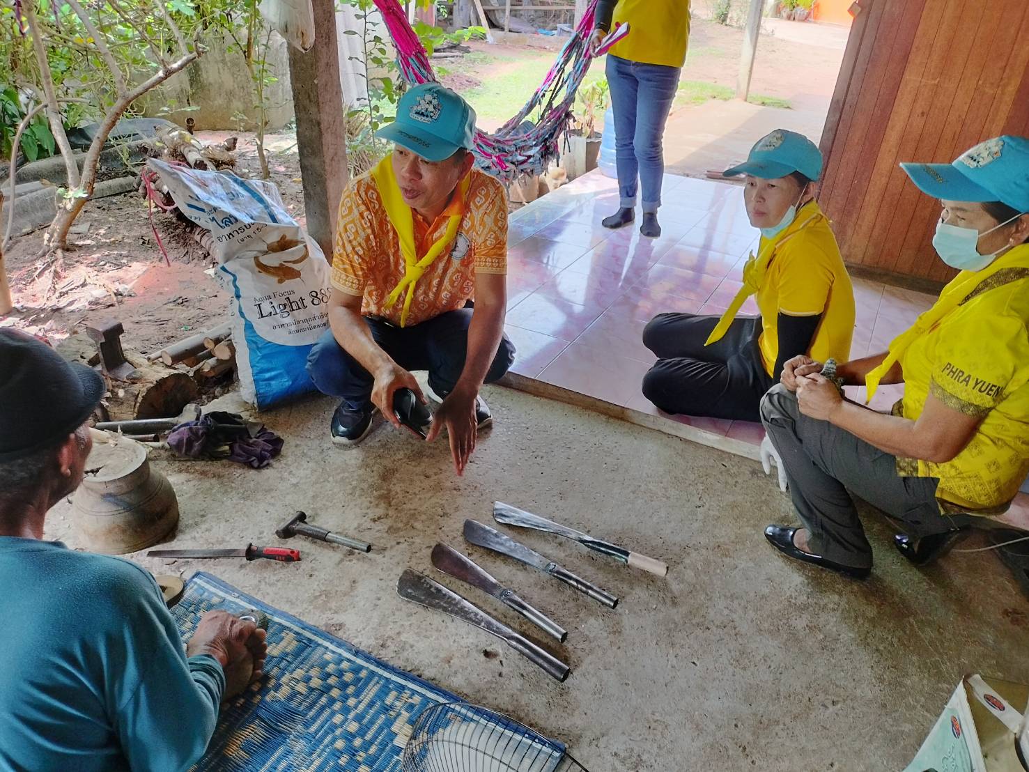 พช.ขอนแก่น : อำเภอพระยืน ร่วมกิจกรรมจิตอาสา ทำความสะอาดปรับบริเวณพื้นที่ บ้านครัวเรือนยากจนตัวอย่าง