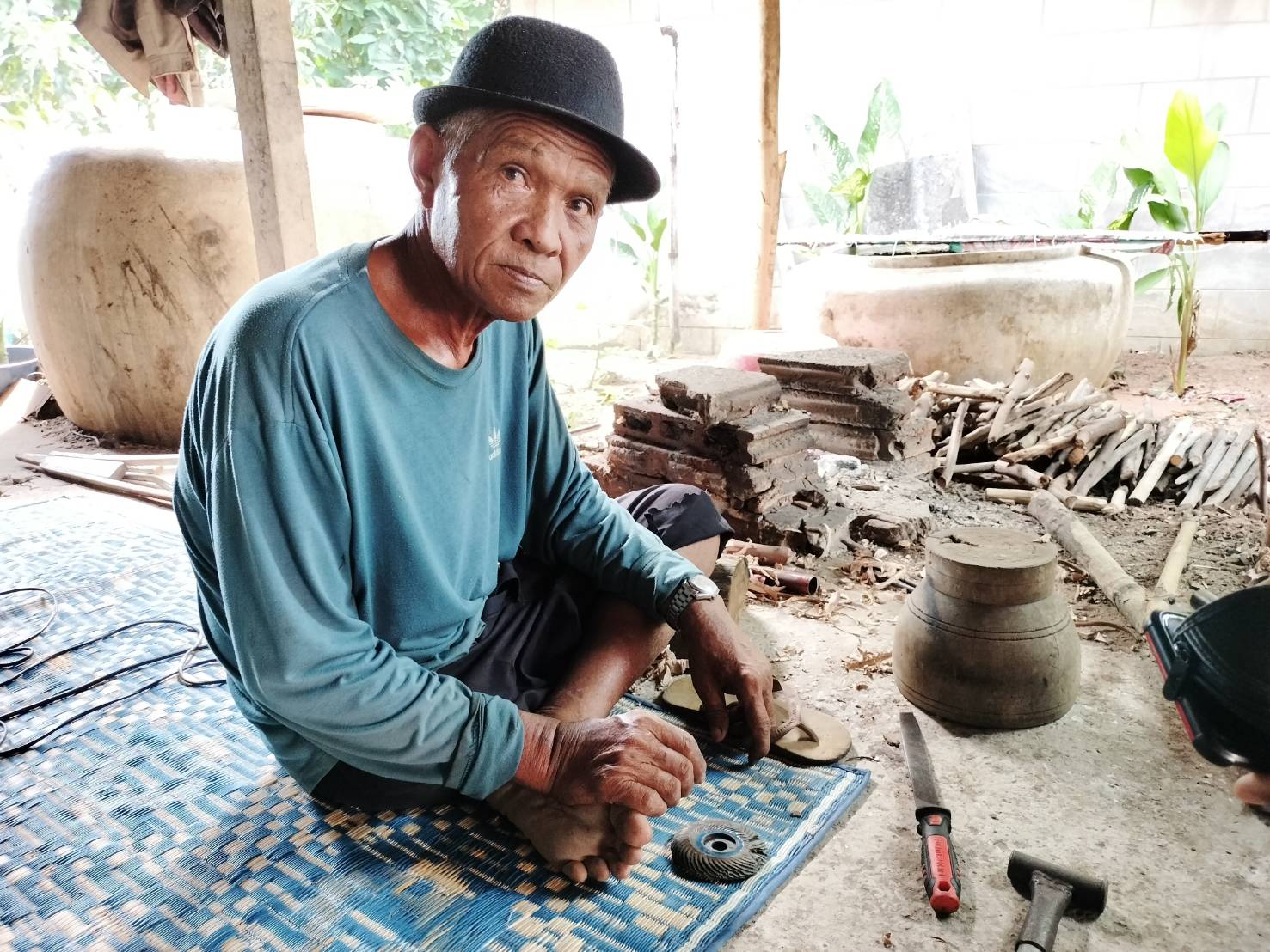 พช.ขอนแก่น : อำเภอพระยืน ร่วมกิจกรรมจิตอาสา ทำความสะอาดปรับบริเวณพื้นที่ บ้านครัวเรือนยากจนตัวอย่าง