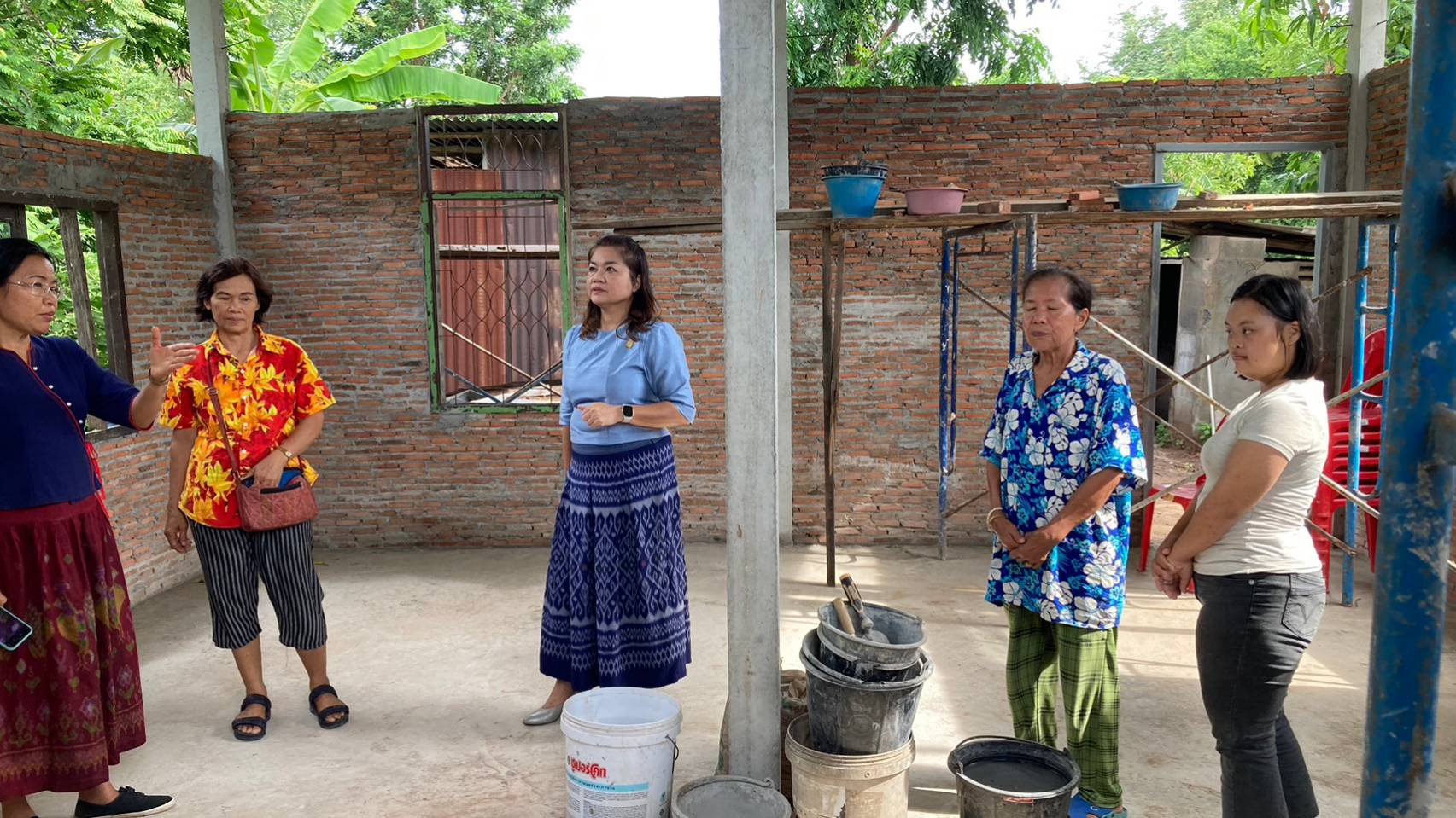 ? พช.ขอนแก่น : ลงพื้นที่ตรวจเยี่ยมครัวเรือนยากจนรายนางดวงสมร ขุนคงเสถียร ม.14 ต.สะอาด อำเภอน้ำพอง