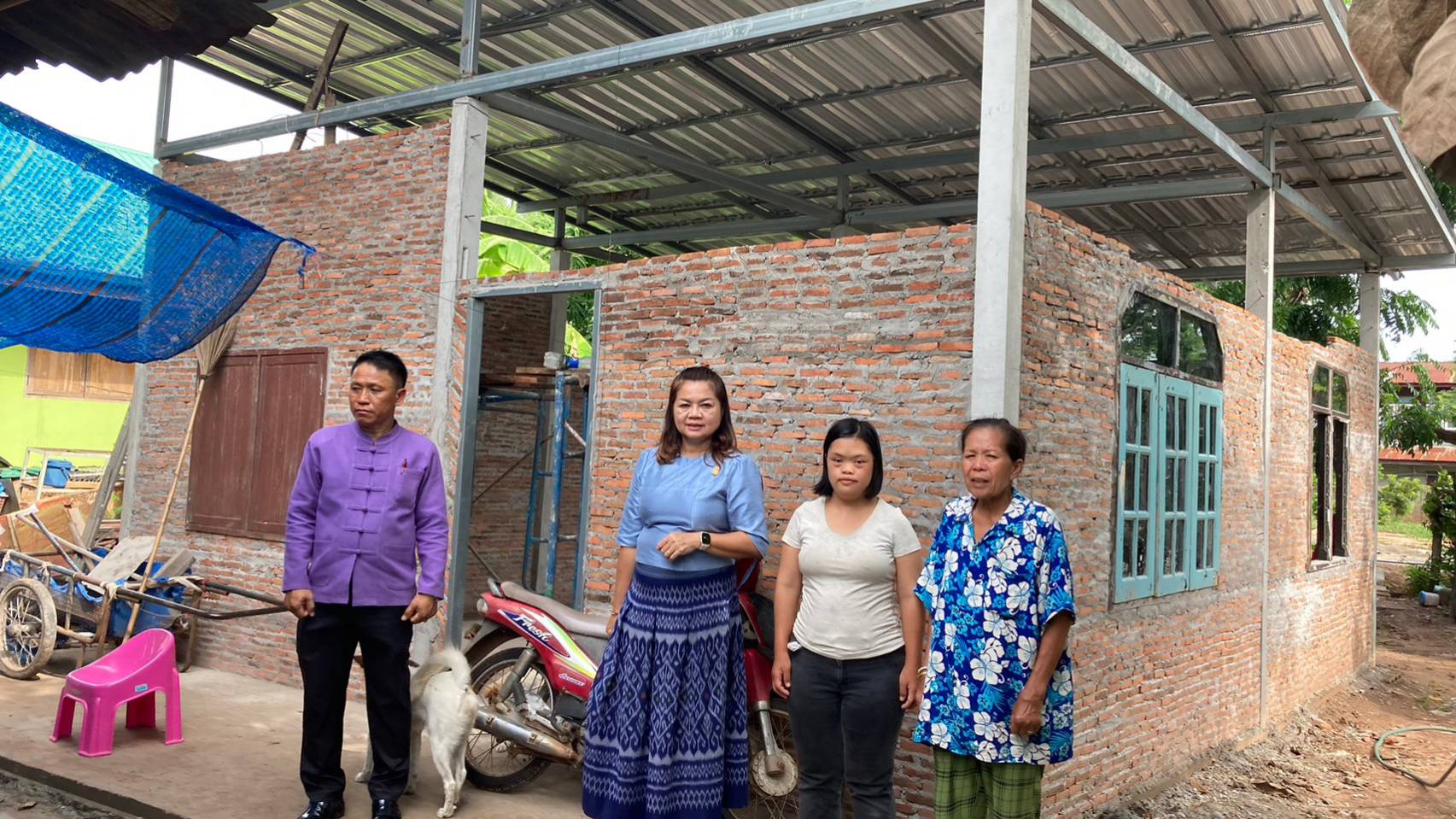 ? พช.ขอนแก่น : ลงพื้นที่ตรวจเยี่ยมครัวเรือนยากจนรายนางดวงสมร ขุนคงเสถียร ม.14 ต.สะอาด อำเภอน้ำพอง