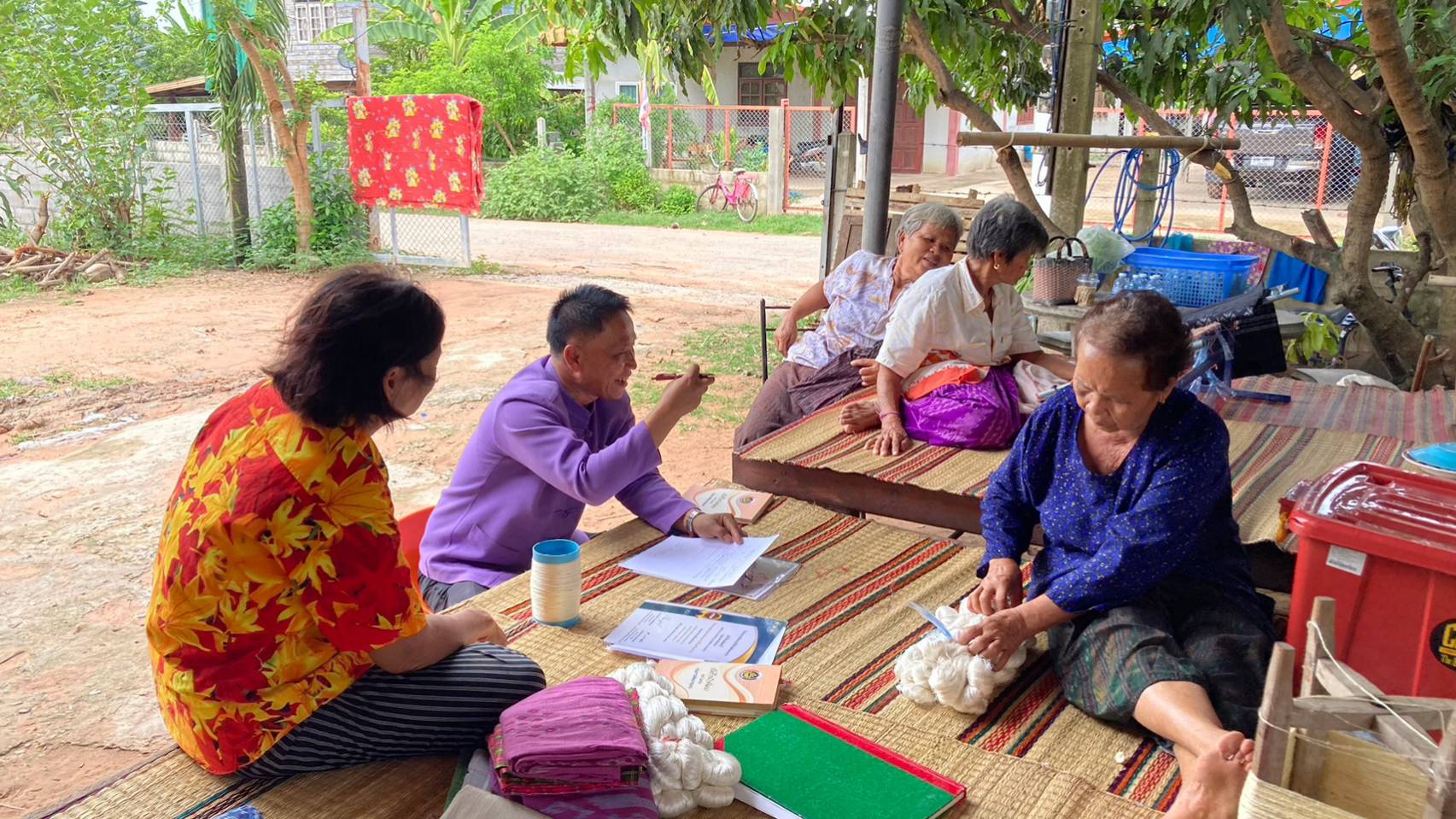 ? พช.ขอนแก่น : ลงพื้นที่สำรวจกลุ่มทอผ้าพื้นเมืองบ้านโนนดงมัน หมู่ที่ 6 ตำบลสะอาด อำเภอน้ำพอง เพื่อรับการตรวจราชการของผู้ตรวจราชการกระทรวงมหาดไทย