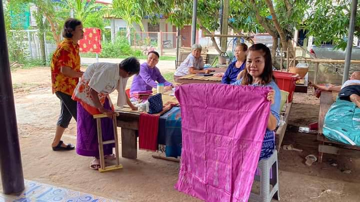? พช.ขอนแก่น : ลงพื้นที่สำรวจกลุ่มทอผ้าพื้นเมืองบ้านโนนดงมัน หมู่ที่ 6 ตำบลสะอาด อำเภอน้ำพอง เพื่อรับการตรวจราชการของผู้ตรวจราชการกระทรวงมหาดไทย