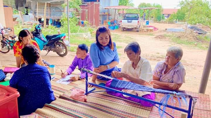 ? พช.ขอนแก่น : ลงพื้นที่สำรวจกลุ่มทอผ้าพื้นเมืองบ้านโนนดงมัน หมู่ที่ 6 ตำบลสะอาด อำเภอน้ำพอง เพื่อรับการตรวจราชการของผู้ตรวจราชการกระทรวงมหาดไทย