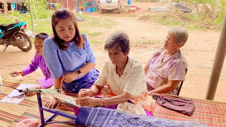 ? พช.ขอนแก่น : ลงพื้นที่สำรวจกลุ่มทอผ้าพื้นเมืองบ้านโนนดงมัน หมู่ที่ 6 ตำบลสะอาด อำเภอน้ำพอง เพื่อรับการตรวจราชการของผู้ตรวจราชการกระทรวงมหาดไทย