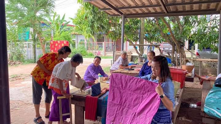 ? พช.ขอนแก่น : ลงพื้นที่สำรวจกลุ่มทอผ้าพื้นเมืองบ้านโนนดงมัน หมู่ที่ 6 ตำบลสะอาด อำเภอน้ำพอง เพื่อรับการตรวจราชการของผู้ตรวจราชการกระทรวงมหาดไทย