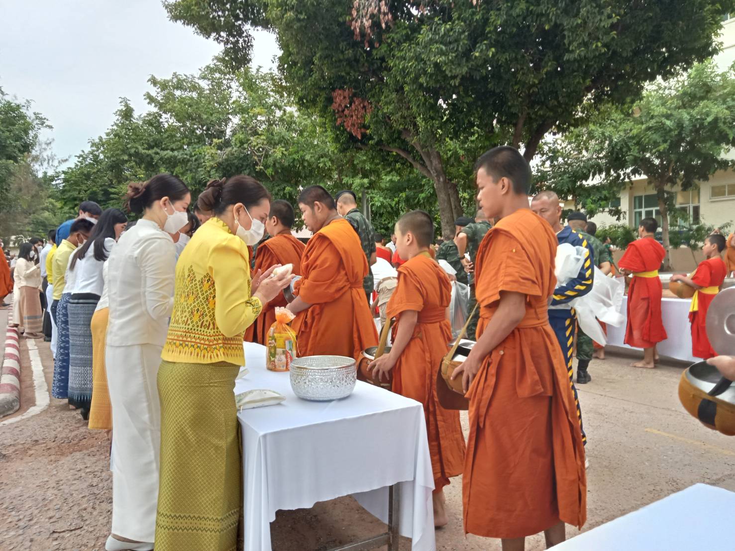 ? จังหวัดขอนแก่น : ประกอบพิธีทำบุญตักบาตรถวายพระกุศล งานฉลองพระชนมายุ 8 รอบ สมเด็จพระอริยวงศาคตญาณ สมเด็จพระสังฆราช สกลมหาสังฆปริณายก 26 มิถุนายน 2566