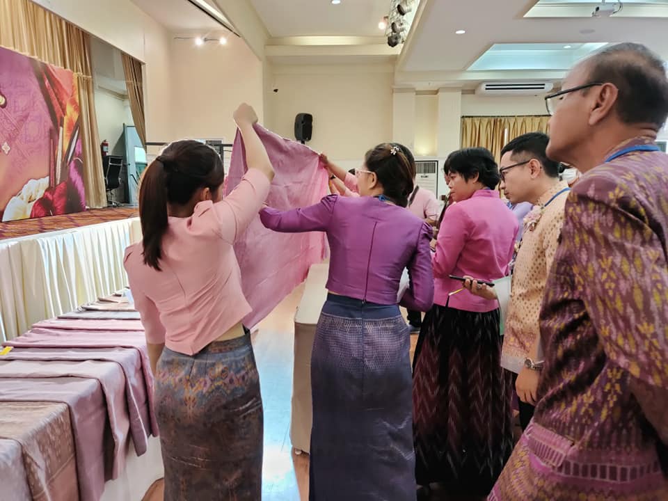 ? พช.ขอนแก่น : ร่วมงาน “ประกวดผ้าไหมมัดหมี่ย้อมครั่ง” ครั้งที่ 1 เพื่อยกระดับผ้าไหมย้อมครั่งไปสู่เมืองหัตถกรรมโลกแห่งผ้ามัดหมี่