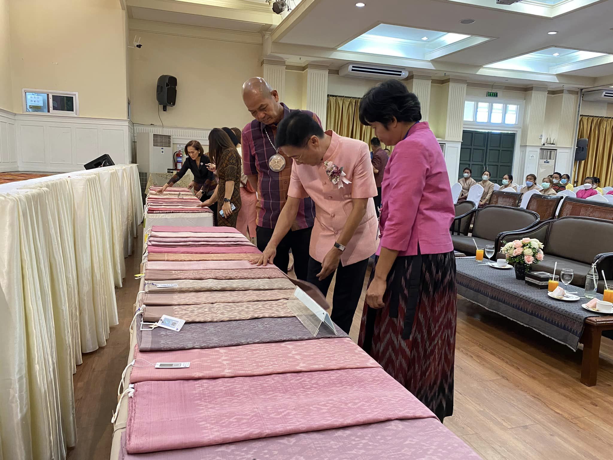 ? พช.ขอนแก่น : ร่วมงาน “ประกวดผ้าไหมมัดหมี่ย้อมครั่ง” ครั้งที่ 1 เพื่อยกระดับผ้าไหมย้อมครั่งไปสู่เมืองหัตถกรรมโลกแห่งผ้ามัดหมี่
