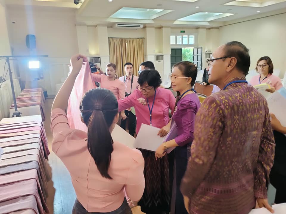 ? พช.ขอนแก่น : ร่วมงาน “ประกวดผ้าไหมมัดหมี่ย้อมครั่ง” ครั้งที่ 1 เพื่อยกระดับผ้าไหมย้อมครั่งไปสู่เมืองหัตถกรรมโลกแห่งผ้ามัดหมี่